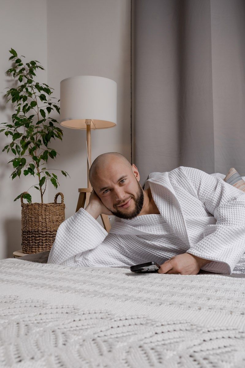 снимок Халат вафельный PandaHug Оrlando белый с капюшоном от магазина BIO-TEXTILES ОПТ