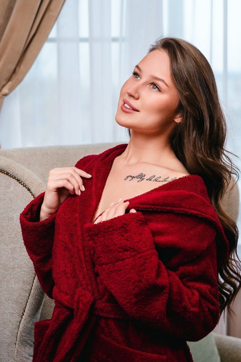 снимок Халат махровый женский с капюшоном бордовый от магазина BIO-TEXTILES ОПТ