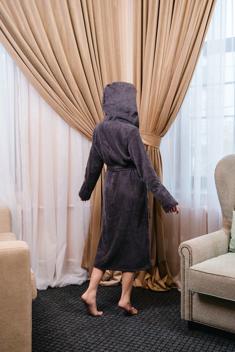 снимок Халат махровый женский с капюшоном тёмно-серый от магазина BIO-TEXTILES ОПТ